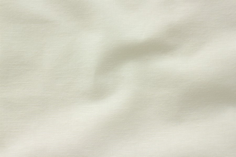 たて糸を綿、よこ糸をバングロ（天然竹繊維）で織ったシンプルな平織の生地です。竹繊維のチクチク感がなく、さらっと肌触りがよい柔らかな仕上がりになっています。