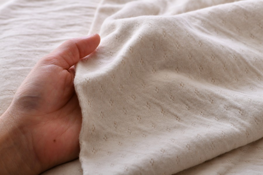 お肌が弱い方は、柄のある綿素材の方を肌に触れるようにお使いいただくことをオススメします。